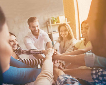 Photo d'un groupe de personnes se tenant la main
